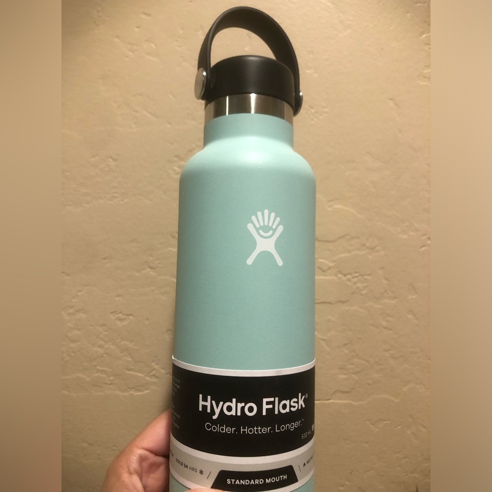 New Hydro Flask Aqua Stainless Steel Bottle
-18oz standard flex cap